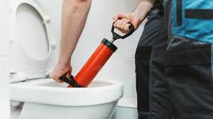 Comment déboucher efficacement une canalisation de toilette