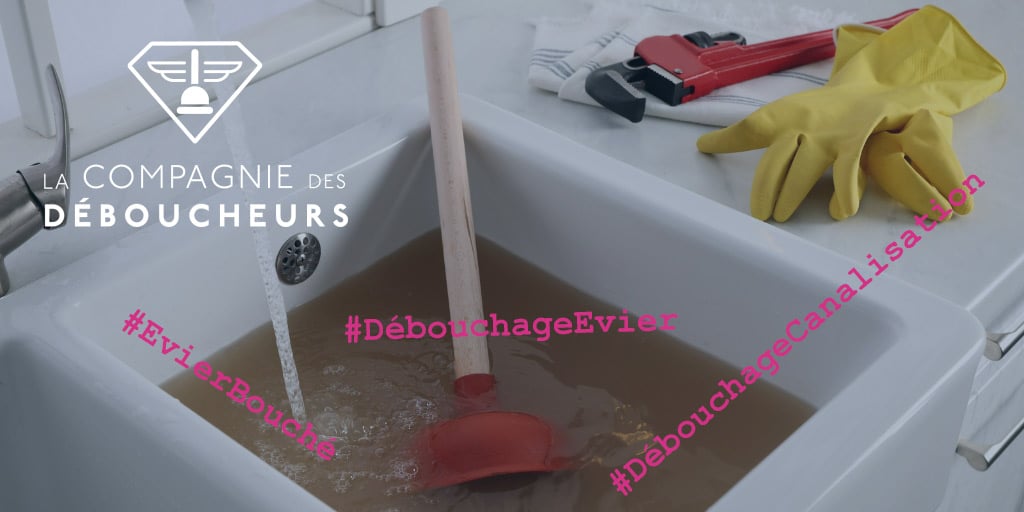 Comment déboucher un évier facilement avec un cintre : astuce pratique et économique