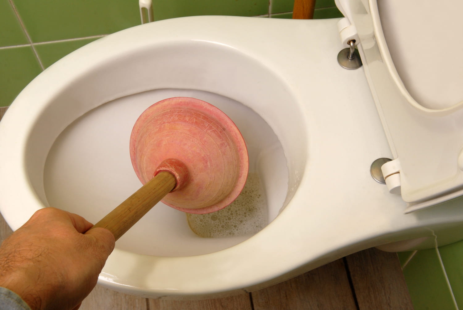 Comment Déboucher vos WC Efficacement : Astuces et Méthodes à Connaître