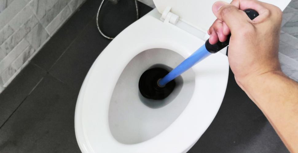 Solutions Rapides de Débouchage de Toilette : Éliminez les Obstructions Sans Délai