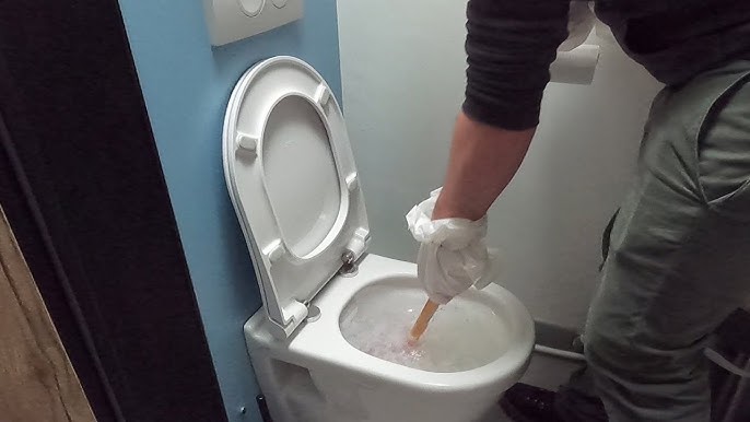 Comment déboucher efficacement des WC : Astuces et méthodes à connaître