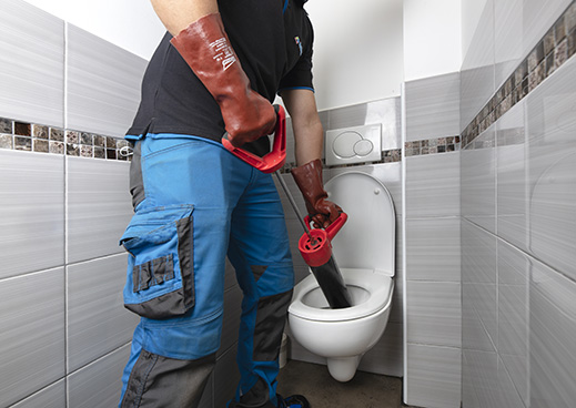 Comment déboucher efficacement les toilettes : Astuces et conseils essentiels