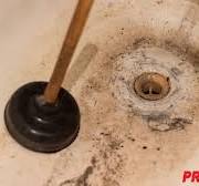 Comment déboucher une baignoire sans trappe efficacement