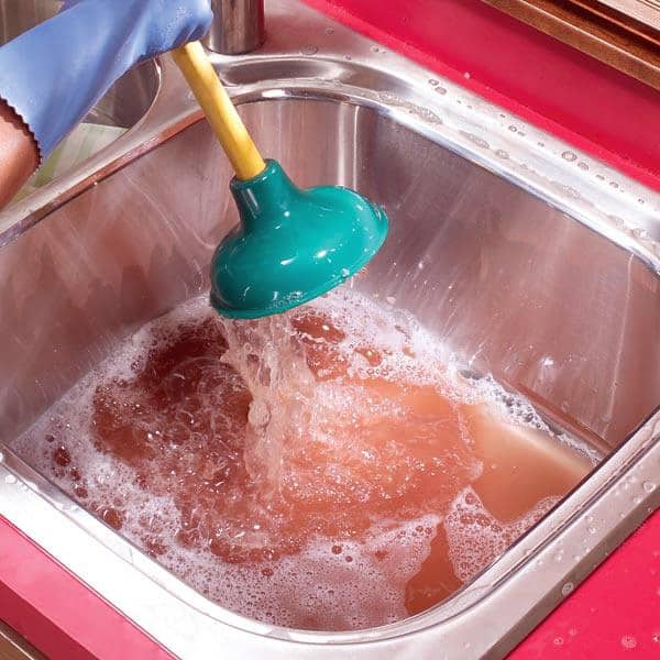 Coca pour déboucher un évier : est-ce vraiment efficace ?