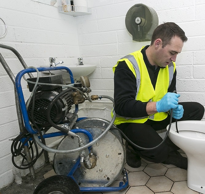 déboucher des toilettes rapidement
